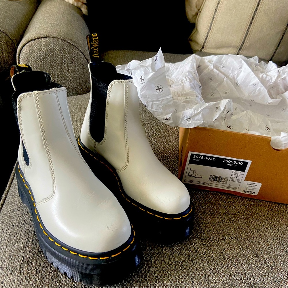 Like NIB (Worn Twice) SZ US 6 White platform Doc Martin’s